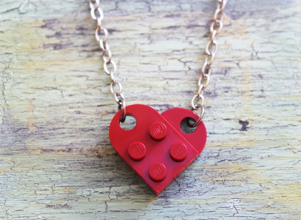 COLLAR CORAZON LEGO ROJO